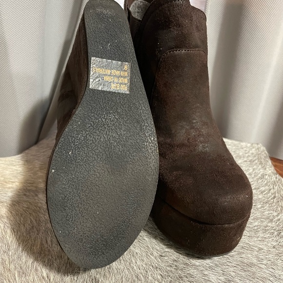 Me Too casual gently used brown suede wedge boots - Picture 3 of 6